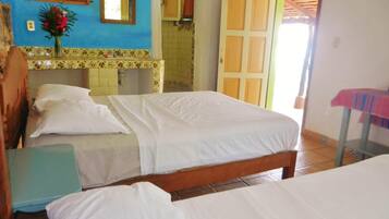 Caja de seguridad en la habitación y ropa de cama