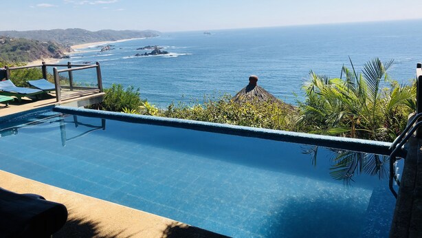A pool with a view of the ocean and a beach. - Altamira Mazunte (Santa María Tonameca)