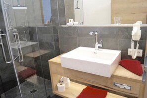 Traditional-Doppel- oder -Zweibettzimmer | Badezimmerausstattung | Kostenlose Toilettenartikel, Haartrockner, Handtücher