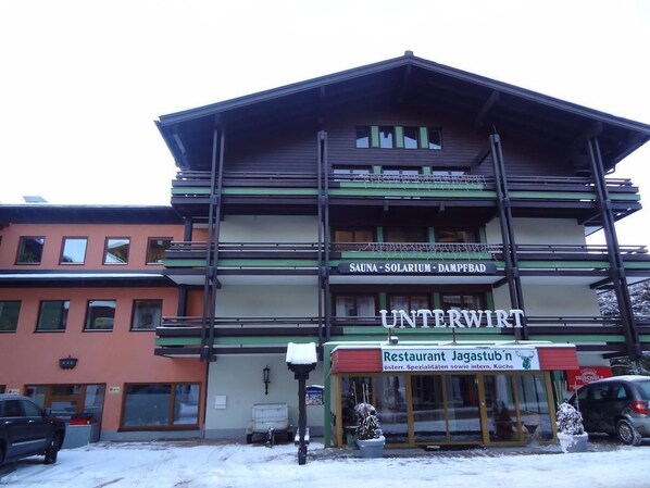 Un bâtiment portant une enseigne indiquant « Unterwart » et un restaurant appelé « Restaurant Jagastub n. ».