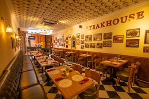 Breakfast, lunch, dinner served; international cuisine - Reunion Residence (George Town)