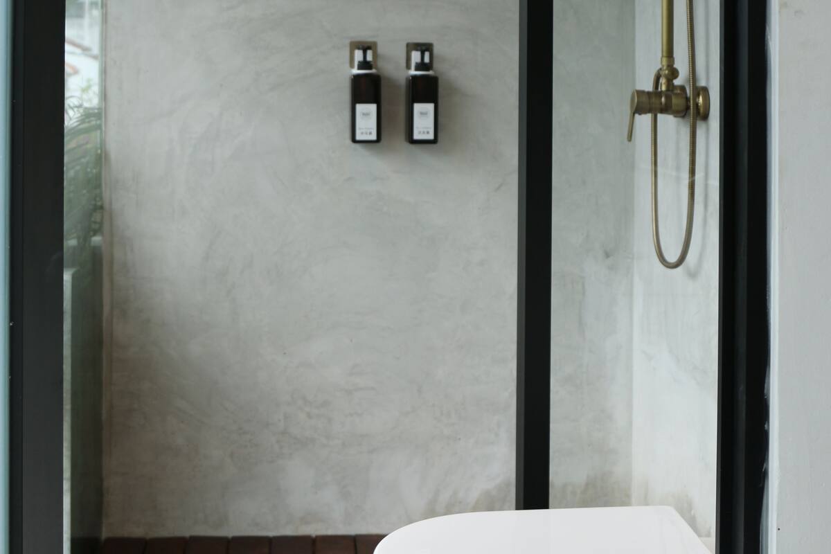 Douche, douche cascade, articles de toilette (gratuits)
