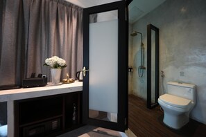 Chambre quadruple exécutive, 2 grands lits, non-fumeur | Salle de bain | Douche, douche cascade, articles de toilette (gratuits)