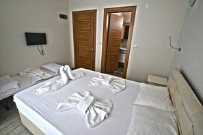 Desk, free cots/infant beds, free WiFi, bed sheets - Oz Guzelcamli Otel (Kusadasi)