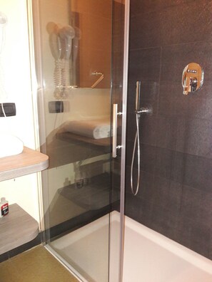 Studio | Bathroom | Shower, rainfall showerhead, hair dryer, bidet - Residence Sant'Anna (Ponte San Pietro)