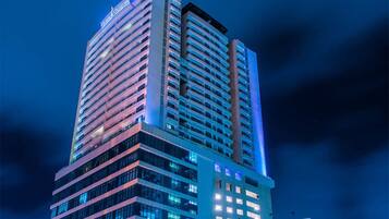 Bagian depan properti - sore/malam