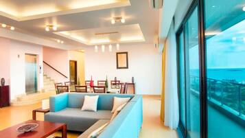 Penthouse Mewah | Ruang keluarga | TV layar datar