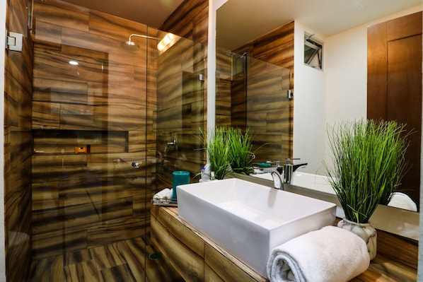 Apartment | Badezimmer | Dusche, kostenlose Toilettenartikel, Haartrockner, Handtücher