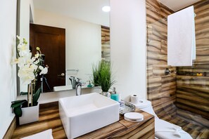 Apartment | Bathroom | Shower, free toiletries, hair dryer, towels - The Furlough Fur204 (Playa del Carmen)
