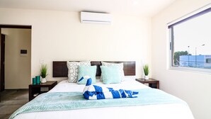 Une chambre d’hôtel avec un lit, une fenêtre et un appareil de climatisation.