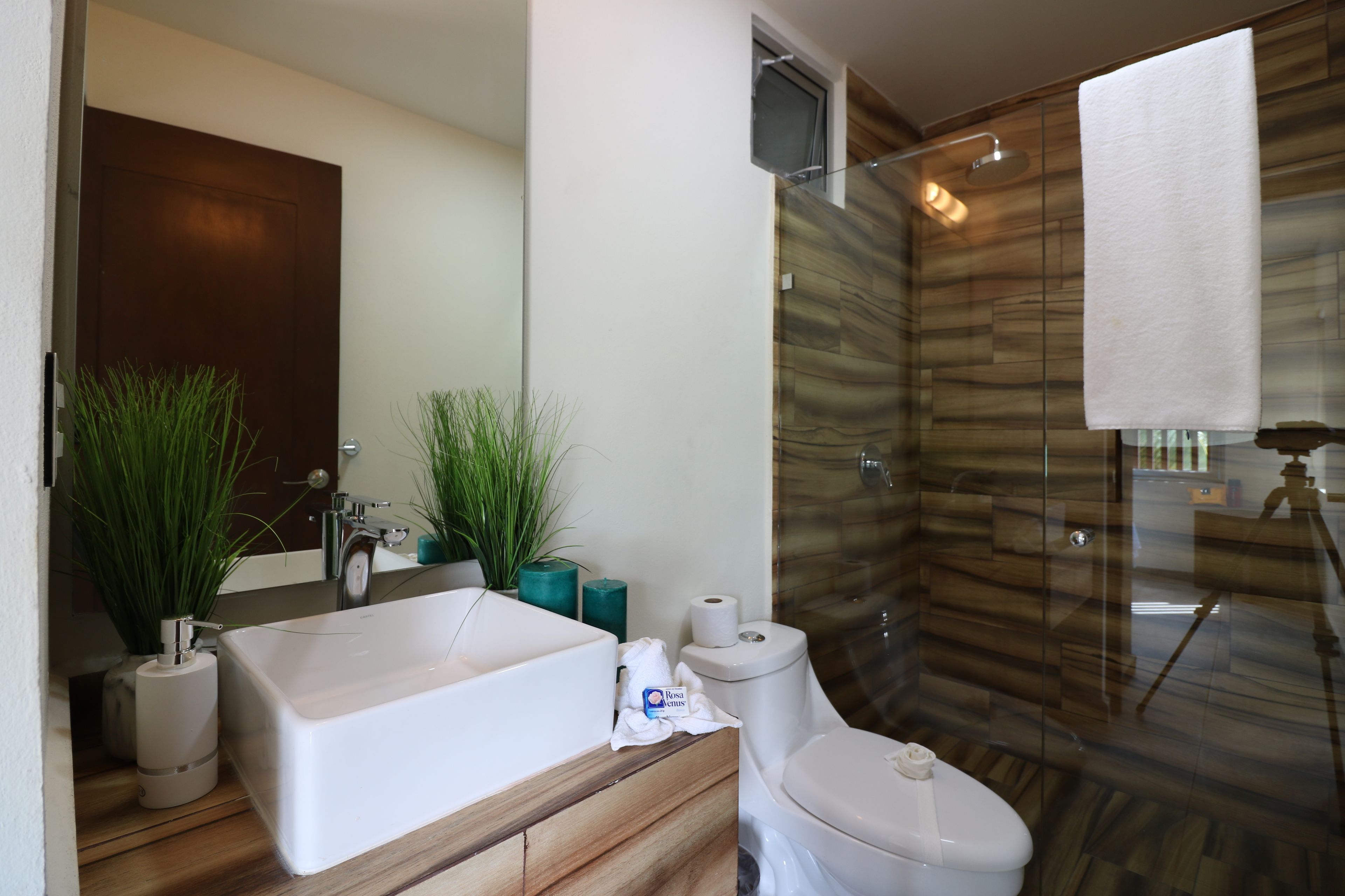 Et moderne badeværelse med et stort badekar, et toilet og en glasbrusekabine.