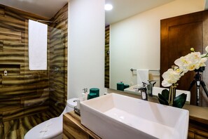 Apartment | Bathroom | Shower, free toiletries, hair dryer, towels - The Furlough Fur403 (Playa del Carmen)