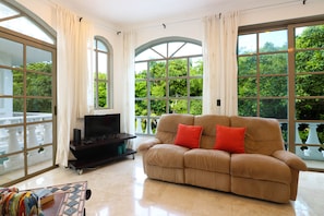 Apartment | Wohnbereich | Flachbildfernseher