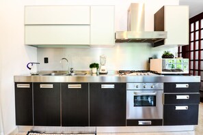 Apartment | Eigene Küche | Großer Kühlschrank, Mikrowelle, Ofen, Herdplatte