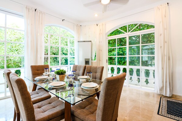 Apartment | Essbereich im Zimmer