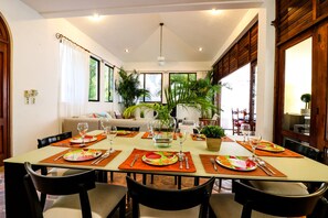 Villa | Essbereich im Zimmer