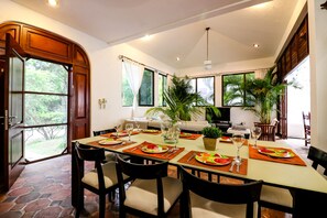 Vila | Makan di kamar