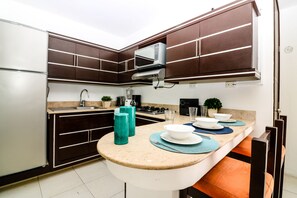 Villa | Cuisine privée | Réfrigérateur grande capacité avec congélateur, four à micro-ondes