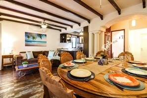 Villa | Essbereich im Zimmer