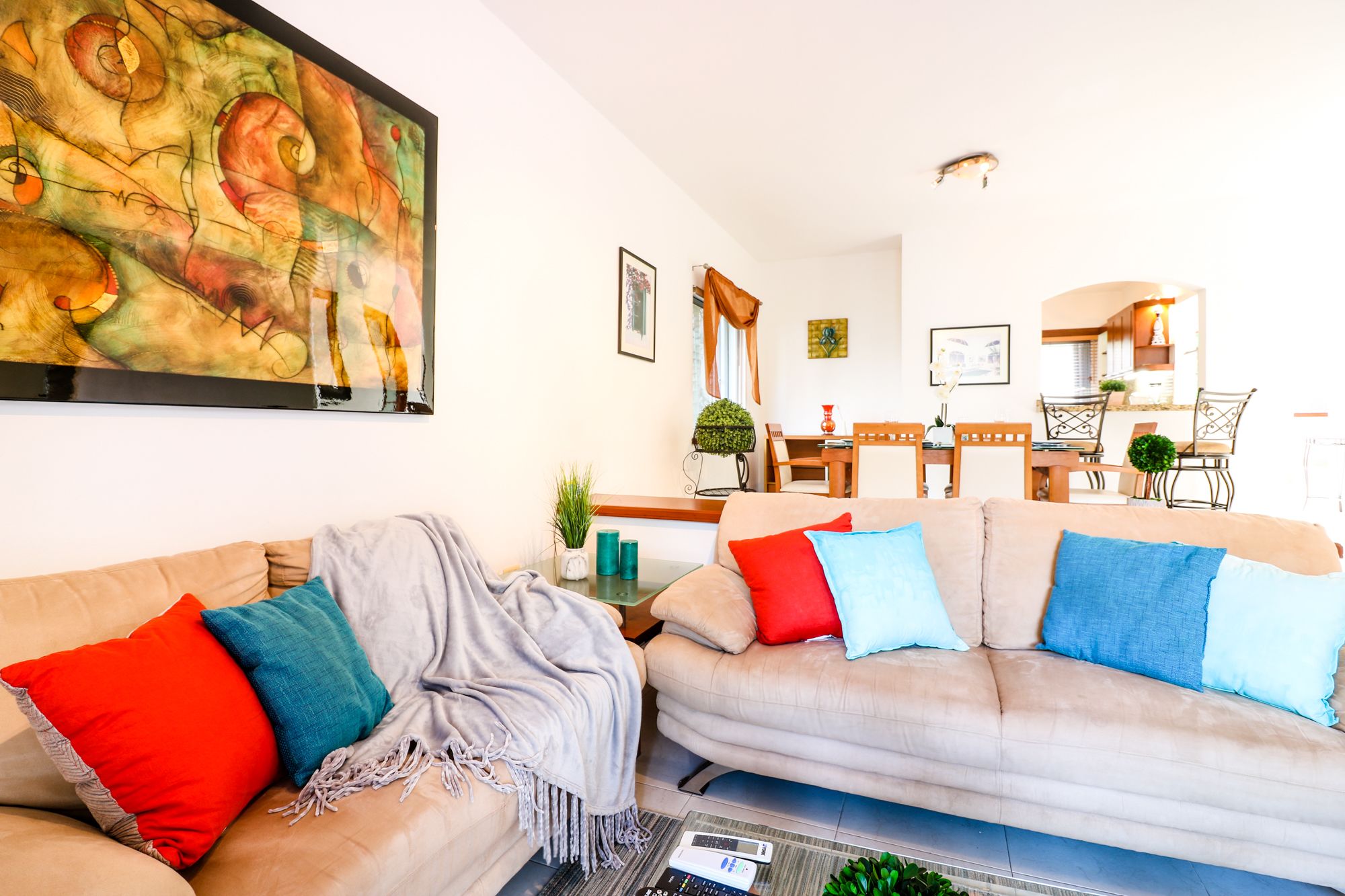 Ein Wohnzimmer mit zwei Sofas, einem Couchtisch und einem Bild an der Wand.