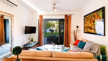 Villa | Sala de estar | Televisión de pantalla plana de 20 pulgadas con canales por cable