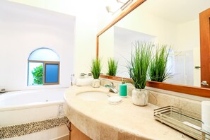 Villa | Salle de bain | Douche, articles de toilette gratuits, sèche-cheveux
