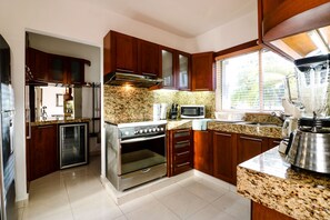 Villa | Cucina privata | Frigorifero con congelatore, microonde, macchina per tè/caffè, tostapane