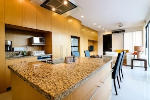 Appartement | Cuisine privée | Réfrigérateur grande capacité avec congélateur, four à micro-ondes