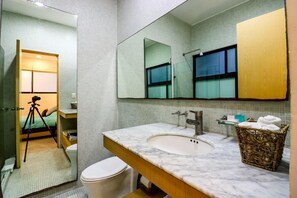 Apartamento | Banheiro | Chuveiro, produtos de toalete grátis, secador de cabelo 