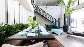 Villa | In-room dining