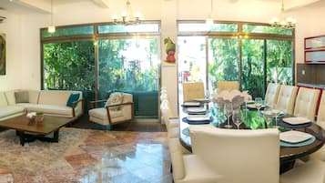 Villa | Área de sala de estar | Televisión de pantalla plana