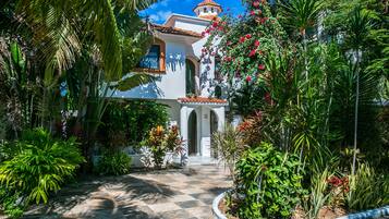 Vista frontal de la propiedad