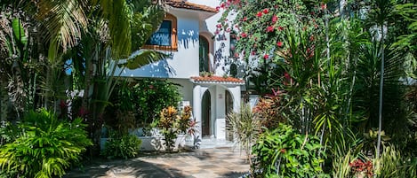 Vista frontal de la propiedad