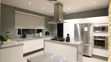 Vila | Cozinha privada | Geladeira grande, micro-ondas, cafeteira/chaleira