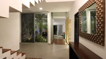 Vila | Área de estar | TV de tela plana 20 polegadas com canais a cabo, TV