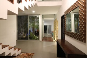 Villa | Wohnbereich | 20-Zoll-Flachbildfernseher mit Kabelempfang, Fernseher