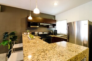 Departamento | Cocina privada | Refrigerador con congelador, microondas y cafetera y tetera