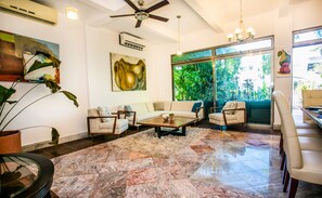 Apartment | Living room | Flat-screen TV