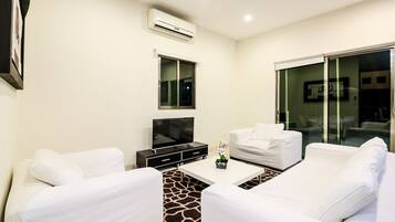 Villa | Wohnzimmer | Flachbildfernseher