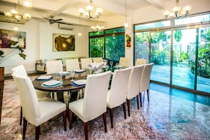 Villa | Essbereich im Zimmer