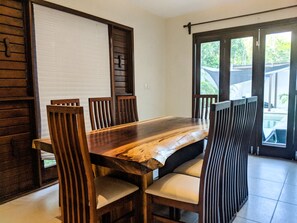 Villa | Essbereich im Zimmer