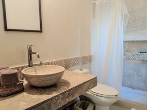 Villa | Bathroom | Shower, free toiletries, hair dryer, towels