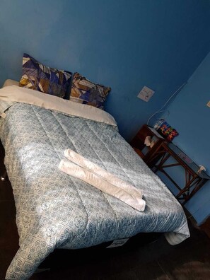 Hypo-allergenic bedding, free WiFi, bed sheets