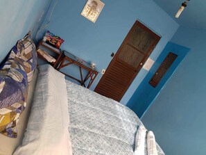 Hypo-allergenic bedding, free WiFi, bed sheets