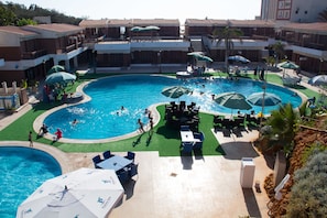2 outdoor pools