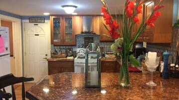 Deluxe-Apartment, Mehrere Betten, Gartenblick, Erdgeschoss | Eigene Küche | Großer Kühlschrank, Mikrowelle, Ofen, Herdplatte