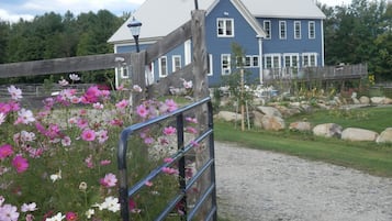 Deluxe Apartment, Multiple Beds, Garden View, Ground Floor | Premium bedding, blackout drapes, iron/ironing board, travel crib