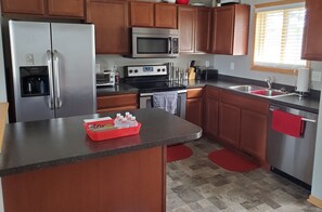 Kjøleskap, mikrobølgeovn, ovn og kokeplater