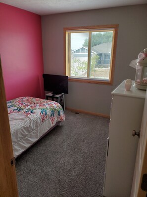 3 bedrooms, iron/ironing board, internet, bed sheets - Family, Fun, and Football! 7mins from Downtown Lincoln!! Quiet Neighborhood! (Lincoln)