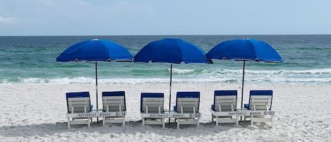 Plage à proximité, chaises longues, serviettes de plage